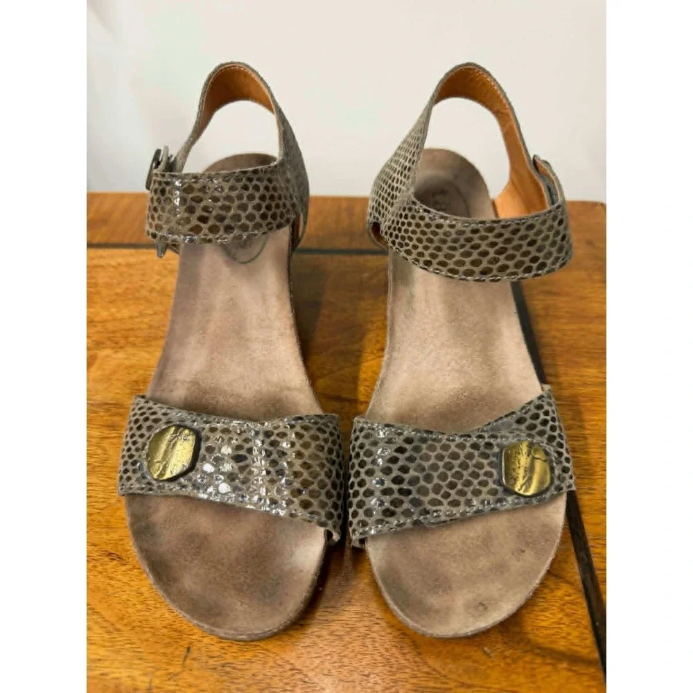 Taos Womens 37 Wedge Sandals Snakeskin Embossed Leather Ankle Strap Grey‎ 4048